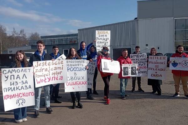В Смоленске посла Польши встретили мирным протестом
