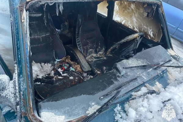 Утром в Вязьме на стоянке около завода загорелась отечественная легковушка