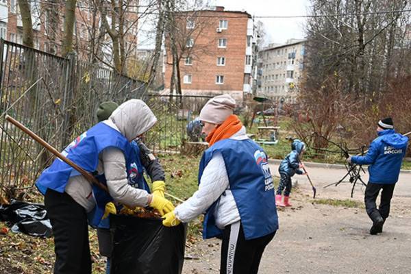В Смоленске активисты и депутаты «Единой России» вышли на традиционный субботник