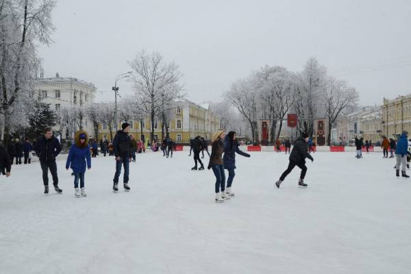 В Смоленске на площади Ленина зальют каток