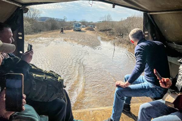 Василий Анохин проверил работу переправы на подтопленном участке дороги в Дорогобужском районе