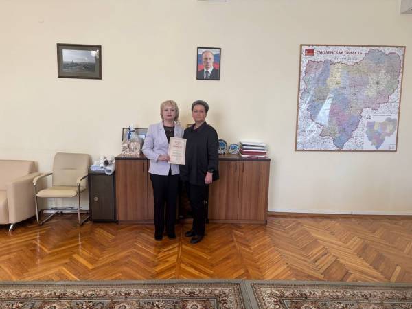 Награждение директора Рославльского медтехникума почетной грамотой