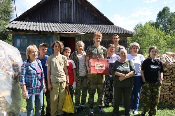 В Ельнинском районе поисковики и участники акции «Забота» оказали помощь по хозяйству одинокой пенсионерке